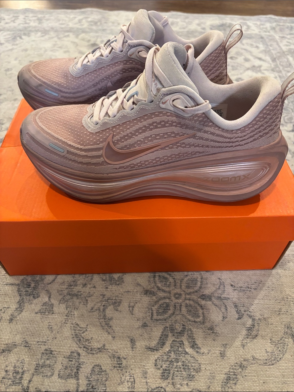 Nike Womem’s Vomero Plus Running Shoes - size 7.5 - particle pink rose gold